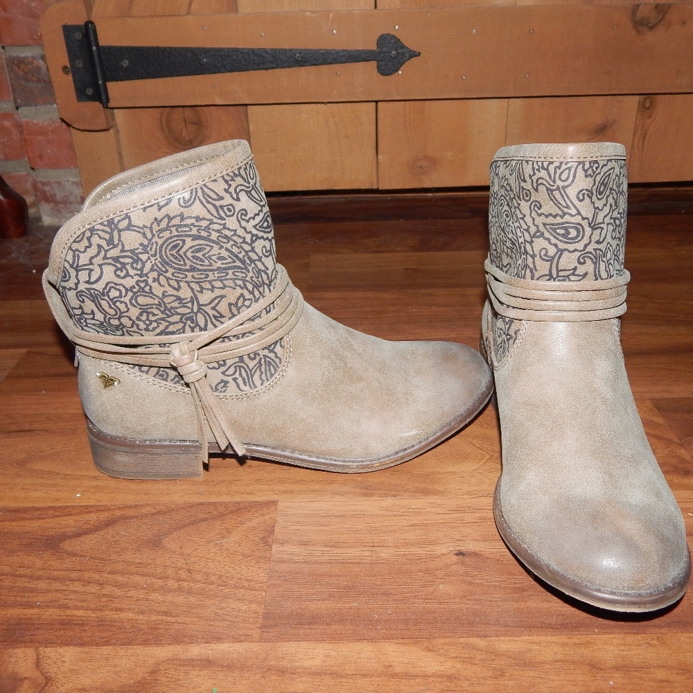 Roxy Beige Ankle Boots with Paisley Design
